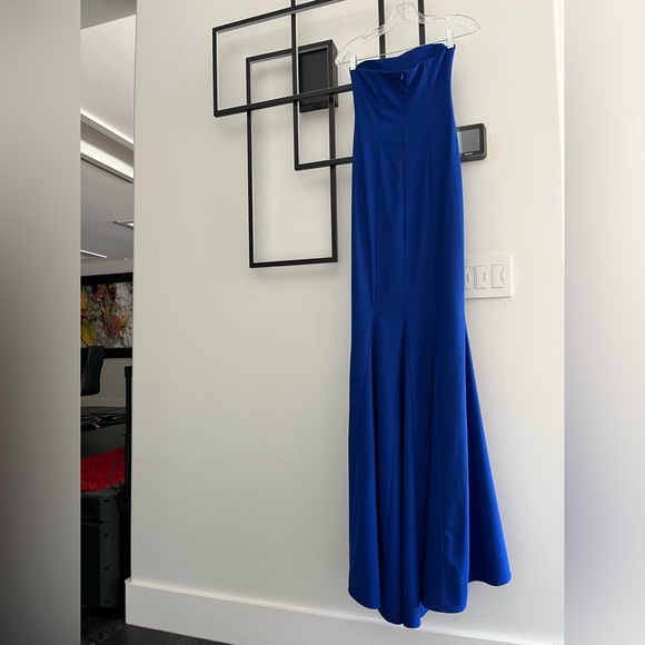 Evening dress with a long train. - Picture 11 of 13